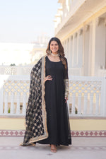 Load image into Gallery viewer, Vihaa Black ~ Gown Set
