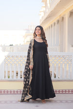 Load image into Gallery viewer, Vihaa Black ~ Gown Set
