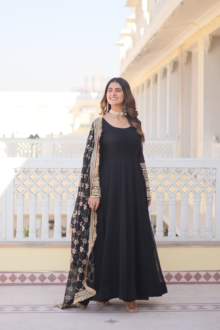 Vihaa Black ~ Gown Set