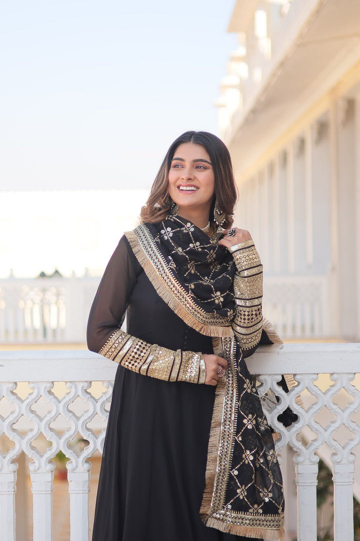 Vihaa Black ~ Gown Set