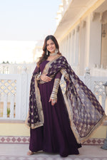 Load image into Gallery viewer, Vihaa~ Gown Set
